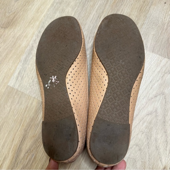 Tory Burch Reva Perforated Leather Nude Pink Gold Metal Logo Ballet Flats US 7 - Picture 7 of 7